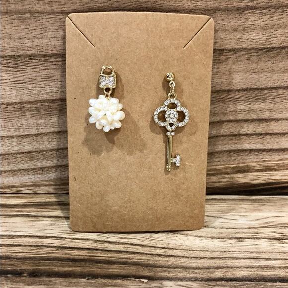 Gold Key & Pearl Cluster Earring - Picture 4 of 5